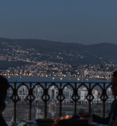 Atardecer sobre el Estrecho: El Mejor Momento para Vivir La Terraza de la Medina
